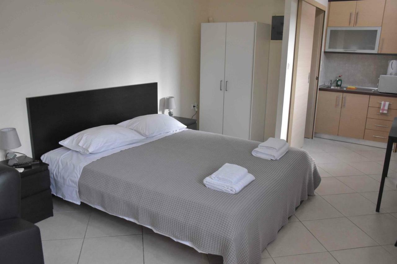 Avr Airport Deluxe Suites 4 Markópoulon 外观 照片